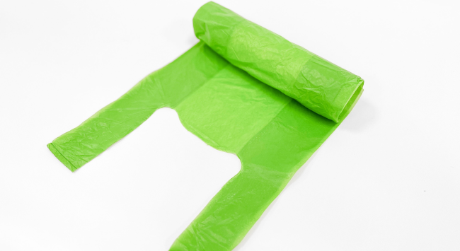 厄瓜多爾製造商使用POLYSTAR塑膠吹膜機製造回收料背心袋。